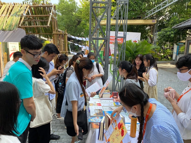 Phố sách Hà Nội tổ chức nhiều hoạt động nhằm thu hút độc giả.