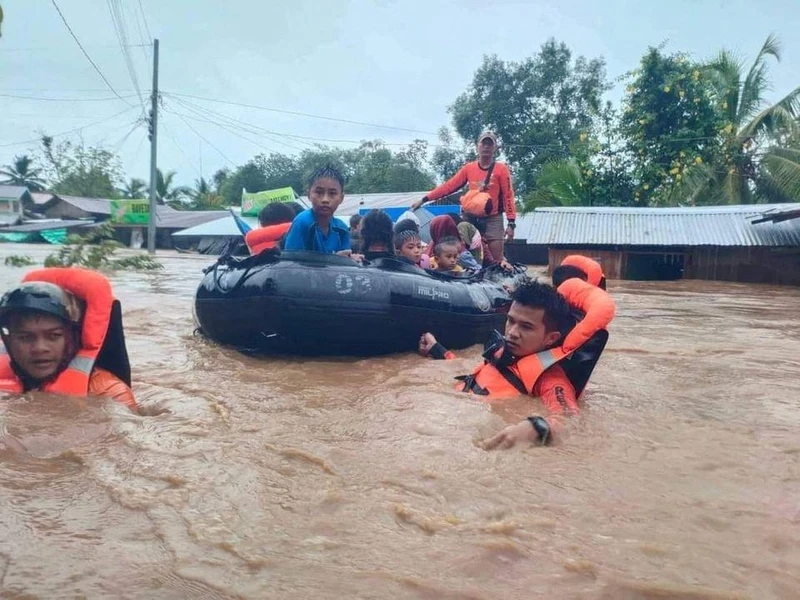 Lực lượng bảo vệ bờ biển Philippines sơ tán người dân sau khi nước lũ tràn vào nhà dân tại tỉnh Maguindanao, ngày 28/10. (Ảnh: Lực lượng bảo vệ bờ biển Philippines)