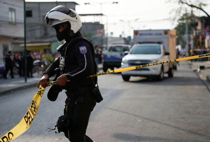 Cảnh sát phong tỏa hiện trường một cảnh sát thiệt mạng trong lúc làm nhiệm vụ tại tỉnh Guayaquil, ngày 1/11. (Ảnh: Reuters)