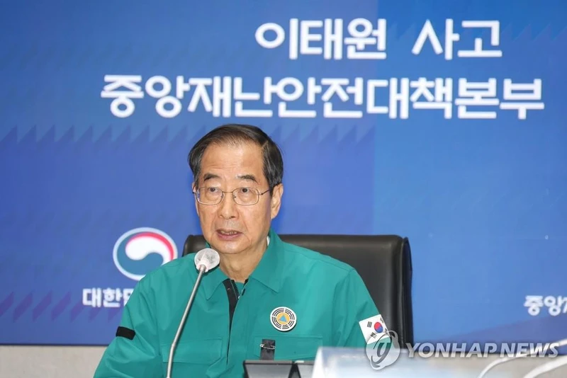 Thủ tướng Han Duck-soo chủ trì cuộc họp tại trụ sở Chính phủ Hàn Quốc, ngày 2/11. (Ảnh: Yonhap)