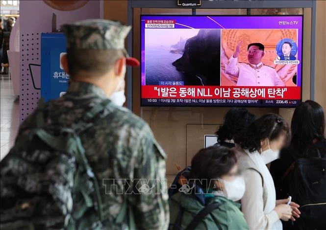 Truyền hình Hàn Quốc đưa tin về vụ phóng tên lửa đạn đạo tầm ngắn của Triều Tiên về vùng biển phía đông bán đảo Triều Tiên, ngày 2/11/2022. (Ảnh: YONHAP/TTXVN)