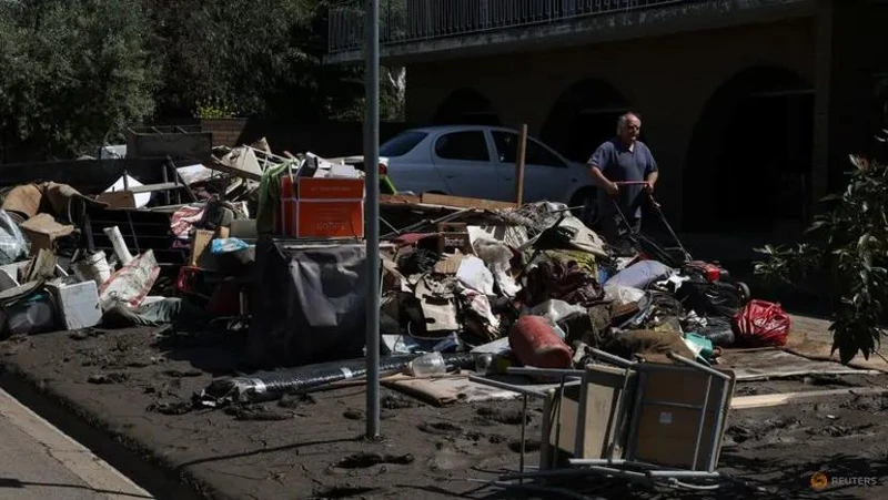 Người dân tại Maribyrnong, ngoại ô Melbourne, Australia, dọn dẹp nhà cửa sau khi bị ngập nghiêm trọng, ngày 17/10. (Ảnh: Reuters)