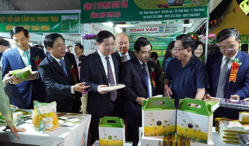 Lãnh đạo tỉnh Thái Bình gặp gỡ, trao đổi với các doanh nghiệp tham gia Hội chợ.