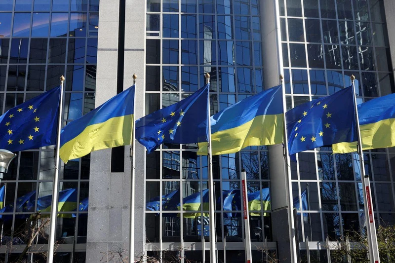 Cờ của EU và Ukraine bên ngoài trụ sở Nghị viện châu Âu ở Brussels, Bỉ, ngày 28/2/2022. (Ảnh: Reuters)