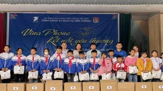 731 suất quà gồm quần áo ấm và bánh kẹo được đại diện VNPT VinaPhone trao tặng các em học sinh tại Trường Nuông Dăm.
