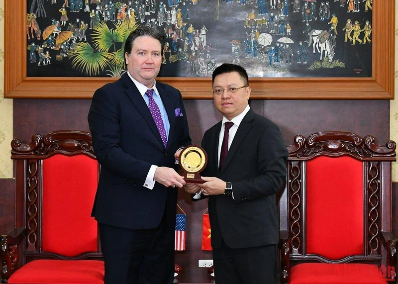 Tổng Biên tập Lê Quốc Minh tặng Đại sứ Knapper quà lưu niệm. (Ảnh: THỦY NGUYÊN)