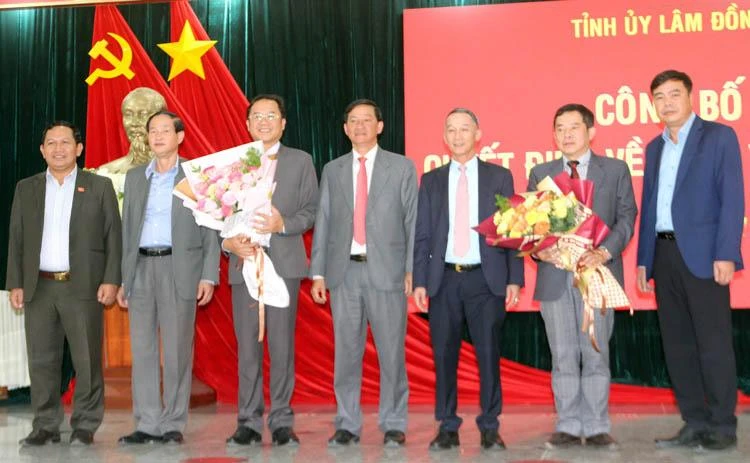 Lãnh đạo tỉnh Lâm Đồng chúc mừng tân Bí thư Thành ủy và Chủ tịch Ủy ban nhân dân TP Bảo Lộc. (Ảnh: Báo Lâm Đồng)
