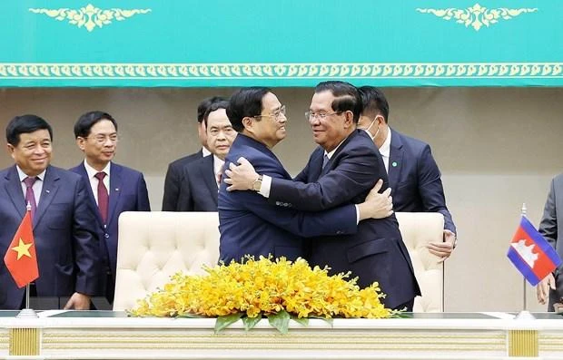 Thủ tướng Phạm Minh Chính và Samdech Techo Thủ tướng Hun Sen tại lễ ký các văn kiện hợp tác giữa hai nước. (Ảnh: TTXVN)