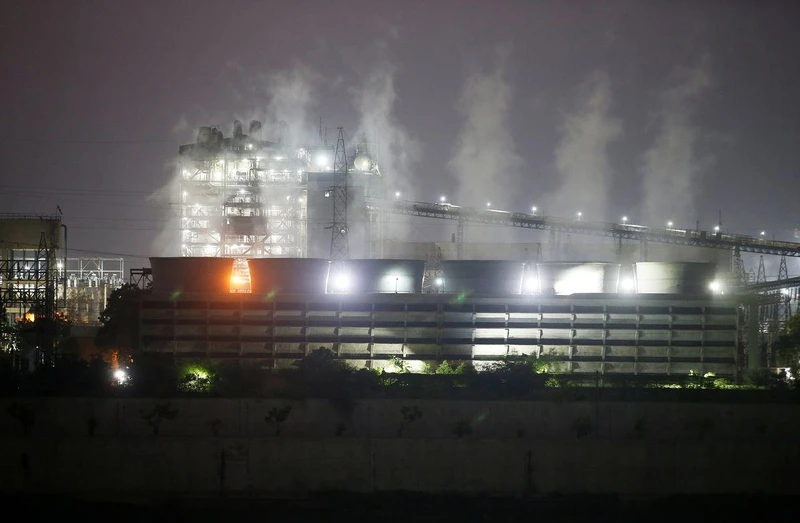 Khói bốc lên từ một nhà máy nhiệt điện than ở Ahmedabad, Ấn Độ, ngày 13/10/2021. (Ảnh: Reuters)