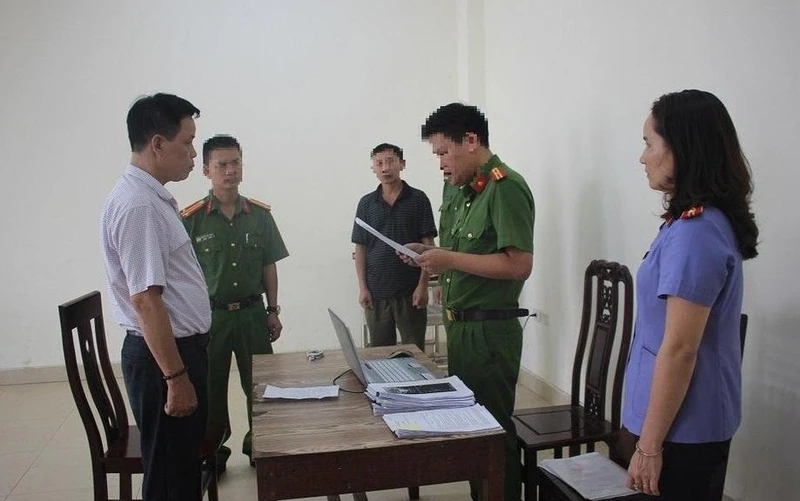 Đọc lệnh khởi tố vụ án và ra lệnh bắt bị can để tạm giam đối với Lê Văn Bình. (Ảnh: Hồng Ngọc)