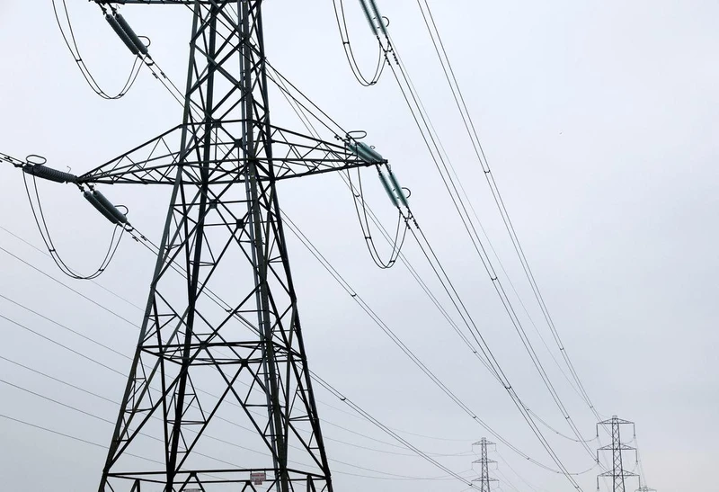 Hệ thống cột điện tại Wellingborough, Anh, ngày 30/3/2022. (Ảnh: Reuters)