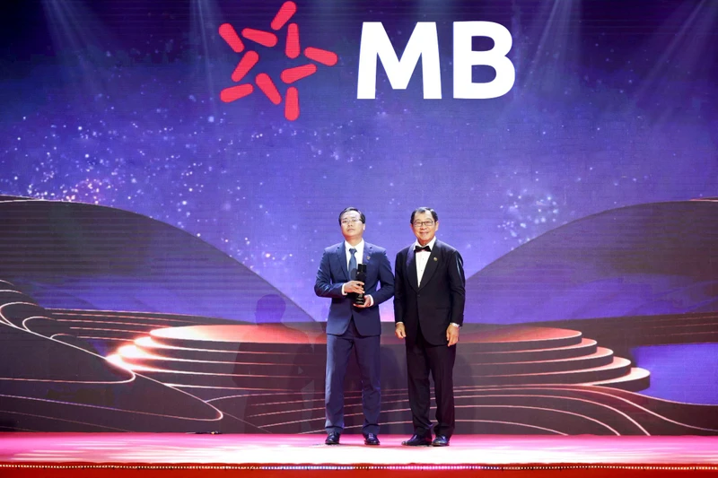 Ông Phan Quốc Lịch - Giám đốc vùng SME MB đại diện nhận giải.