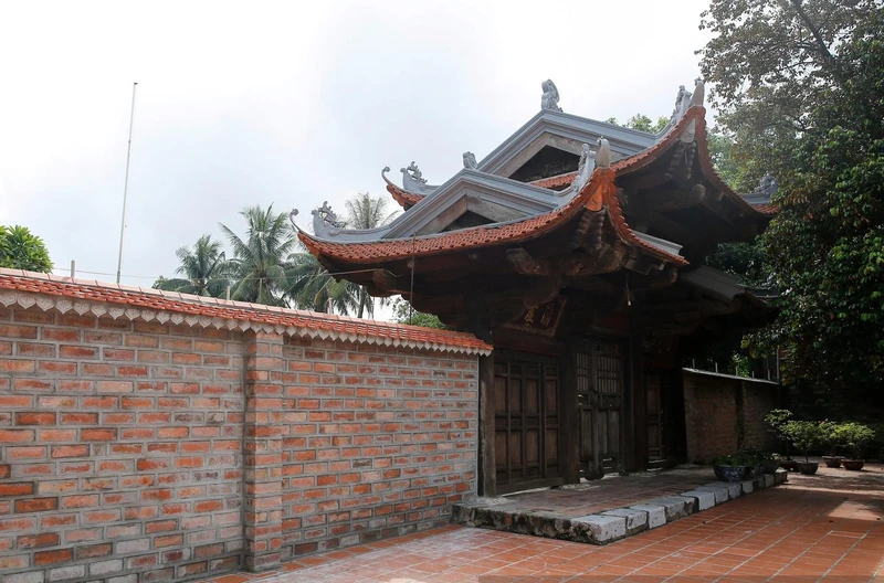 Bức tường bằng gạch cổ tại chùa Kim Liên (quận Tây Hồ) bị đập đi xây mới mà không xin ý kiến cơ quan chức năng.