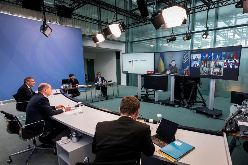 Tổng thống Ukraine Volodymyr Zelensky xuất hiện trên màn hình trong lúc Thủ tướng Đức Olaf Scholz tham dự cuộc họp trực tuyến cùng các nhà lãnh đạo G7, ngày 11/10/2022. (Ảnh: BPA/Reuters)