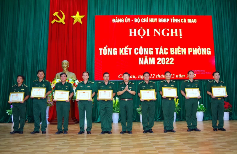 Đại tá Phạm Minh Giang (giữa), Chính ủy Bộ đội Biên phòng Cà Mau trao khen thưởng cho các tập thể trong phòng trào thi đua quyết thắng năm 2022.