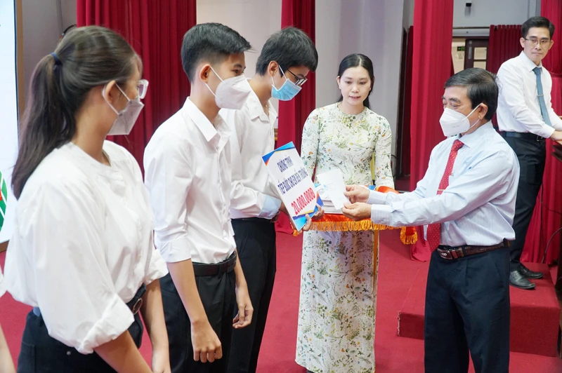 Chủ tịch Công ty Xổ số kiến thiết Sóc Trăng Lê Văn Khanh trao học bổng khuyến tài (trị giá 20 triệu đồng/suất) cho các sinh viên, học sinh xuất sắc năm 2022.
