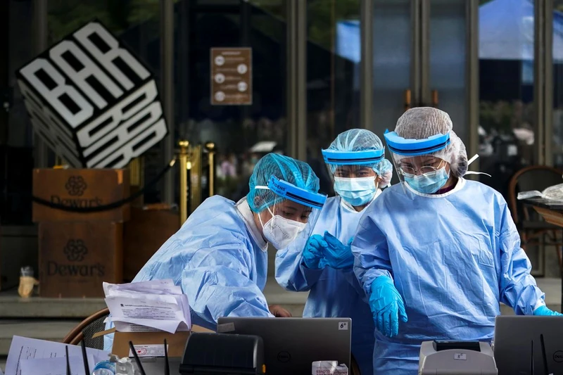 Nhân viên y tế làm việc tại Bangkok, Thái Lan, ngày 4/8/2021. (Ảnh: Reuters)
