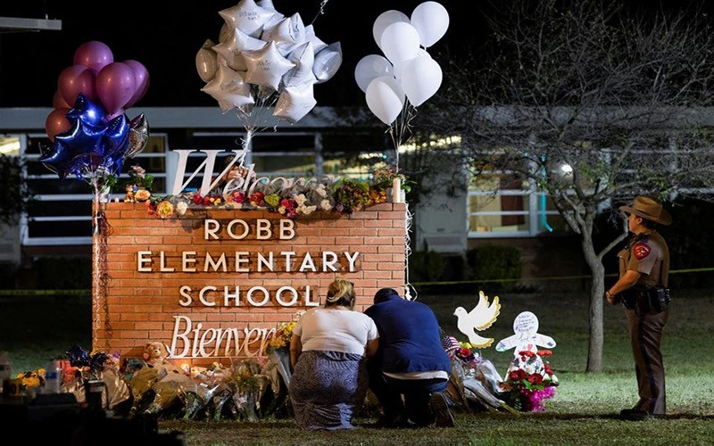 Góc tưởng niệm các nạn nhân của vụ xả súng tại Trường tiểu học Robb, Mỹ. (Ảnh: Reuters)