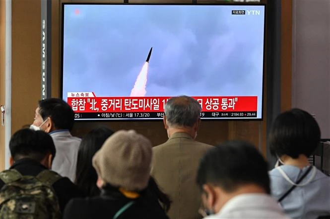 Truyền hình Hàn Quốc đưa tin về 1 vụ phóng thử tên lửa đạn đạo của Triều Tiên, tại Seoul ngày 4/10/2022. (Ảnh: AFP/TTXVN)