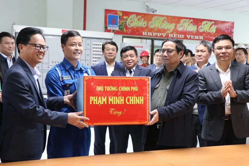 Thủ tướng Phạm Minh Chính tặng quà người lao động Nhà máy lọc dầu Dung Quất.