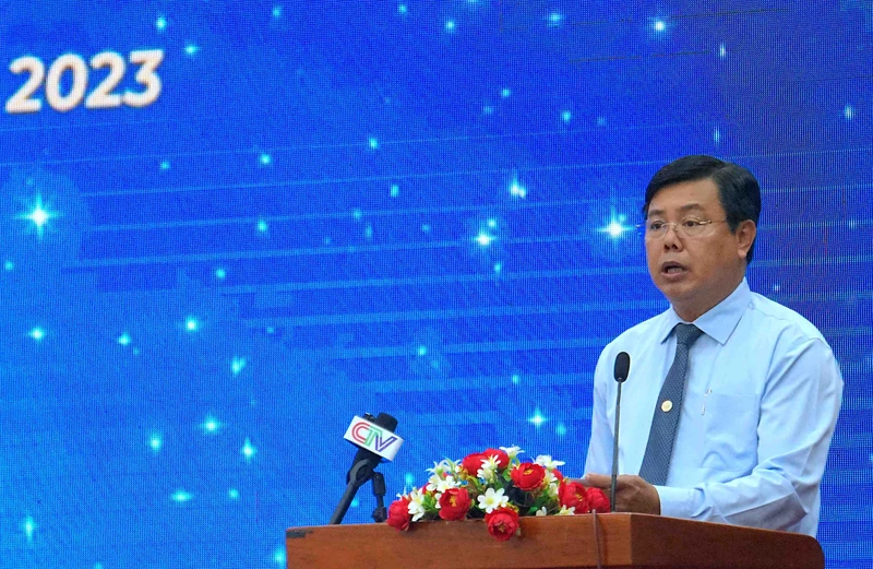 Bí thư Tỉnh ủy, Chủ tịch Hội đồng nhân dân tỉnh Cà Mau Nguyễn Tiến Hải phát biểu ý kiến tại buổi họp mặt doanh nhân.