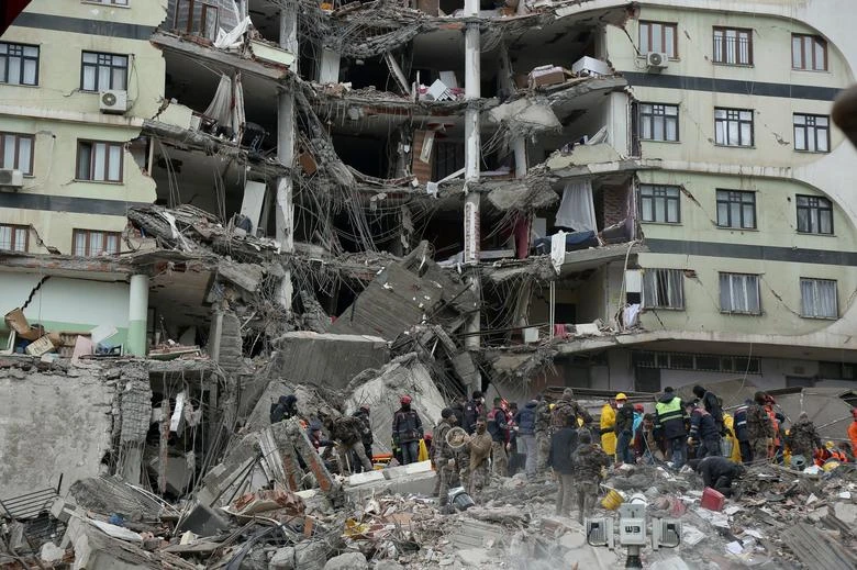 Lực lượng cứu nạn tìm kiếm người mất tích bị vùi lấp trong đống đổ nát tại Diyarbakir, Thổ Nhĩ Kỳ, ngày 6/2/2023. (Ảnh: Reuters)