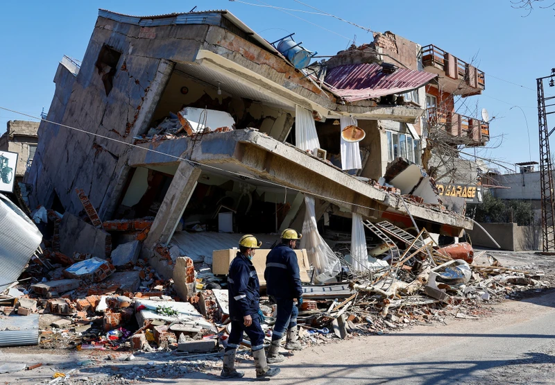 Lực lượng cứu nạn làm việc tại hiện trường tòa nhà bị sập tại Kahramanmaras, Thổ Nhĩ Kỳ. (Ảnh: Reuters)