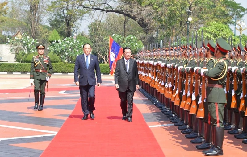 Lễ đón chính thức Thủ tướng Vương quốc Campuchia Samdech Techo Hun Sen.(Ảnh: báo Pasaxon)