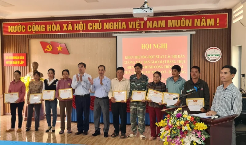 Huyện Đắk R’lấp tổ chức tặng giấy khen và quà cho 14 hộ dân tiêu biểu vùng mỏ Bauxit Nhân Cơ - Đắk Nông.