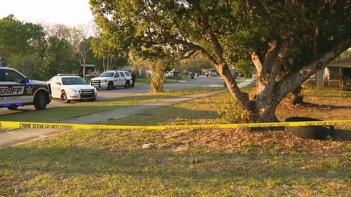 Cảnh sát hiện diện dọc phố Hialeah trong khu Pine Hills, quận Orange, bang Florida, sau khi nhận tin báo xảy ra xả súng ngày 22/2/2023. (Ảnh: Fox 35)