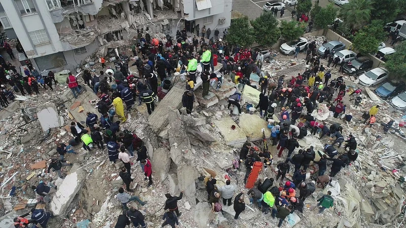Trận động đất xảy ra ngày 6/2/2023 đã san phẳng hàng chục nghìn ngôi nhà tại Thổ Nhĩ Kỳ. (Ảnh: Hãng thông tấn Ihlas)