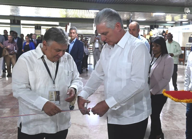 Chủ tịch Cuba Miguel Díaz-Canel cắt băng khai mạc Lễ hội Habano lần thứ 23 và Hội chợ Thương mại tại Trung tâm Hội nghị ở La Habana. (Ảnh: Granma)