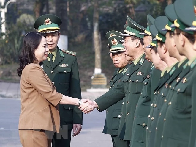Quyền Chủ tịch nước Võ Thị Ánh Xuân đến thăm, động viên cán bộ, chiến sĩ, học viên Học viện Biên phòng. (Ảnh: TTXVN)