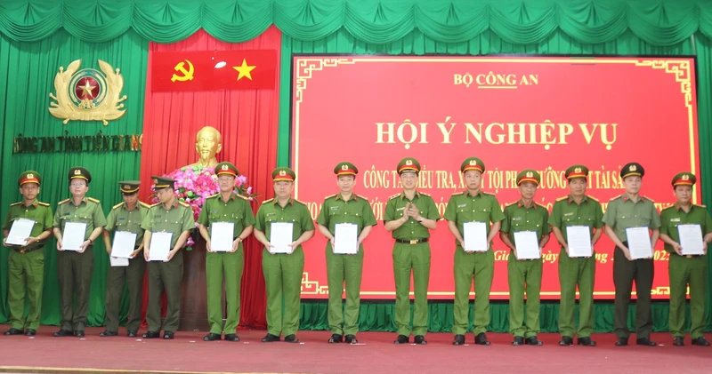 Các đơn vị, tập thể được Bộ trưởng Công an khen thưởng.