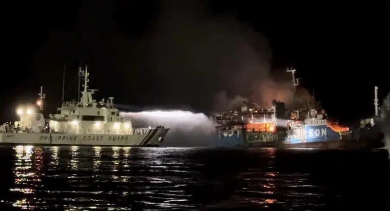 Lực lượng bảo vệ bờ biển Philippines hỗ trợ dập tắt đám cháy trên phà MV Lady Mary Joy 3. (Ảnh: AP)