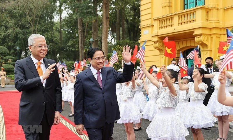 Thủ tướng Phạm Minh Chính chủ trì Lễ đón Thủ tướng Malaysia Dato’ Sri Ismail Sabri bin Yaakob thăm chính thức Việt Nam tháng 3/2022. (Ảnh: TTXVN)