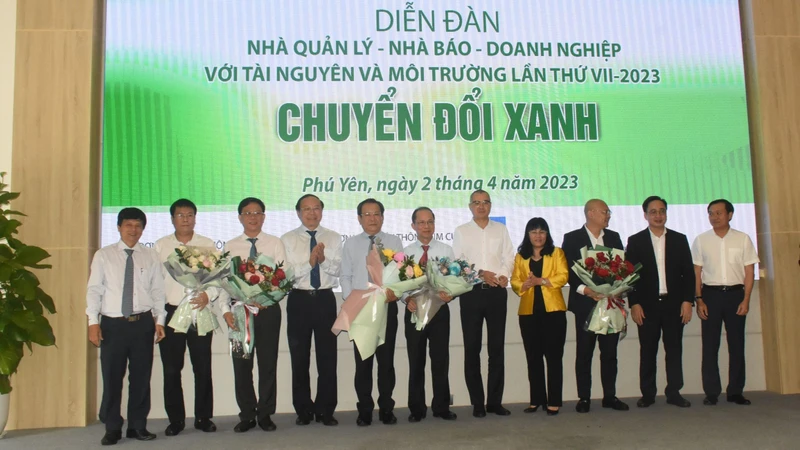 Lãnh đạo tỉnh Phú Yên và Bộ Tài nguyên và Môi trường tặng hoa cho Ban Chủ nhiệm Câu lạc bộ Báo chí phát triển xanh hướng đến Net Zero.
