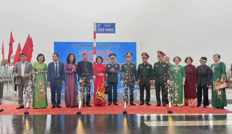 Đại diện lãnh đạo Bộ Quốc phòng, Tổng liên đoàn Lao động Việt Nam, Ủy ban nhân dân quận Long Biên, cùng gia đình thực hiện nghi thức gắn biển phố Đào Hinh.