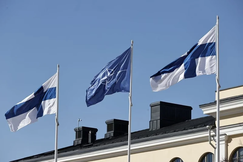 Cờ của Phần Lan và NATO (giữa) bên ngoài trụ sở của NATO tại Brussels, ngày 4/4/2023. (Ảnh: Reuters)