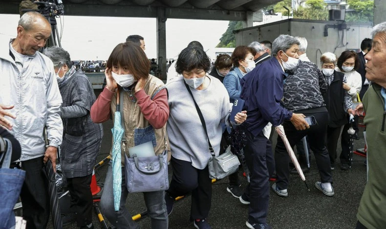 Người dân thoát khỏi hiện trường sau vụ nổ ở Wakayama. (Ảnh: Kyodo)
