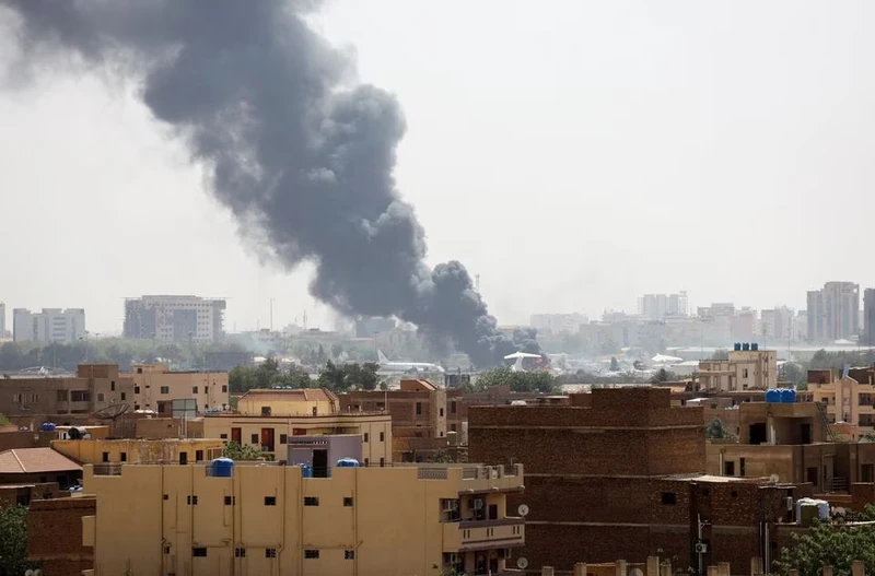 Khói bốc lên từ máy bay bốc cháy bên trong sân bay Khartoum, ngày 17/4/2023. (Ảnh: Reuters)