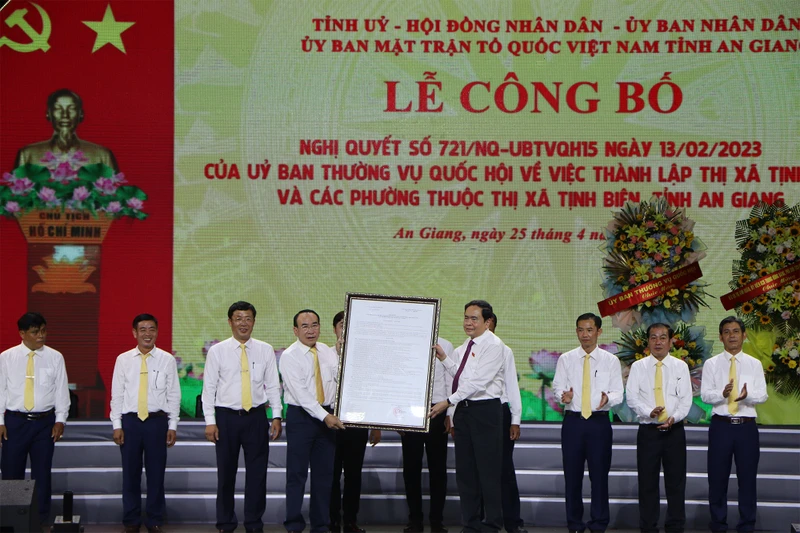 Đồng chí Trần Thanh Mẫn trao Nghị quyết của Ủy ban Thường vụ Quốc hội công nhận thị xã Tịnh Biên thuộc tỉnh An Giang.