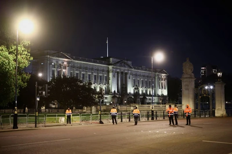 Lực lượng an ninh bảo vệ Cung điện Buckingham trong đêm 2/5. (Ảnh: Reuters)