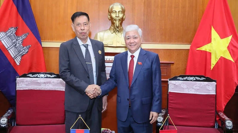 Chủ tịch Ủy ban Trung ương Mặt trận Tổ quốc Việt Nam Đỗ Văn Chiến tiếp ông Nhem Valy. (Ảnh: Quang Vinh)