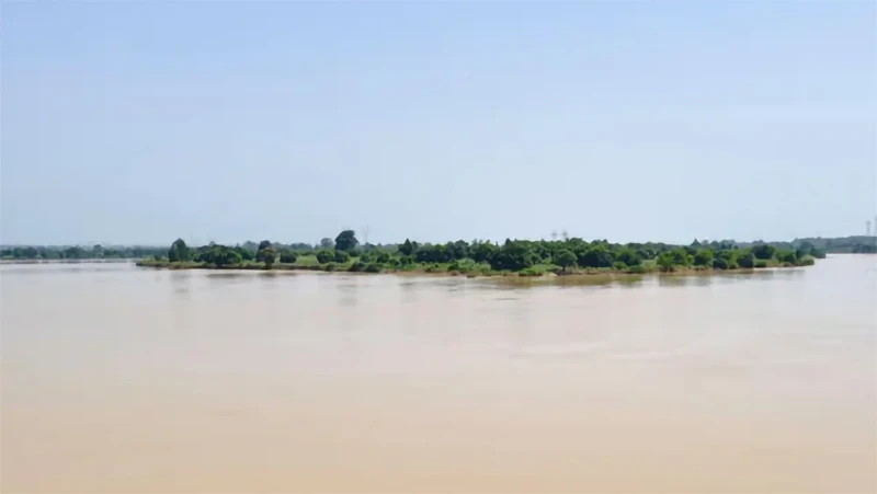Chiếc thuyền bị đắm trên sông Niger hôm 13/6. (Nguồn: The Guardian)