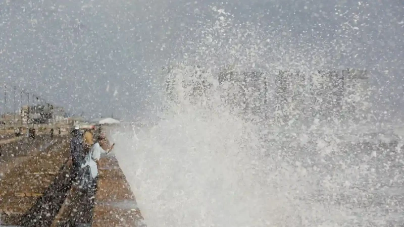 Khu vực ven biển tại Karachi, Ấn Độ trước khi bão Biparjoy đổ bộ. (Ảnh: Reuters)