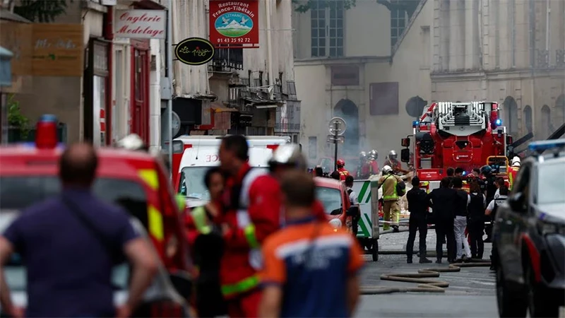 Khoảng 70 xe chữa cháy và hơn 300 lính cứu hỏa đã được huy động tới hiện trường. (Ảnh: Reuters)