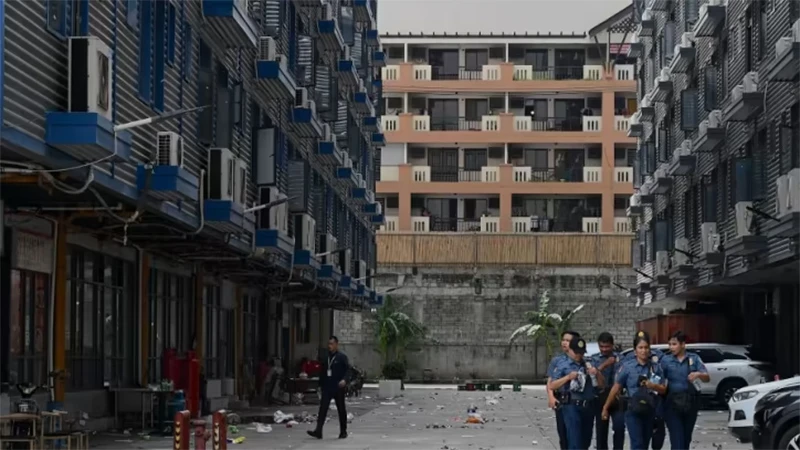 Cảnh sát lục soát các tòa nhà tại Manila, ngày 27/6/2023. (Ảnh: Jam Sta Rosa)