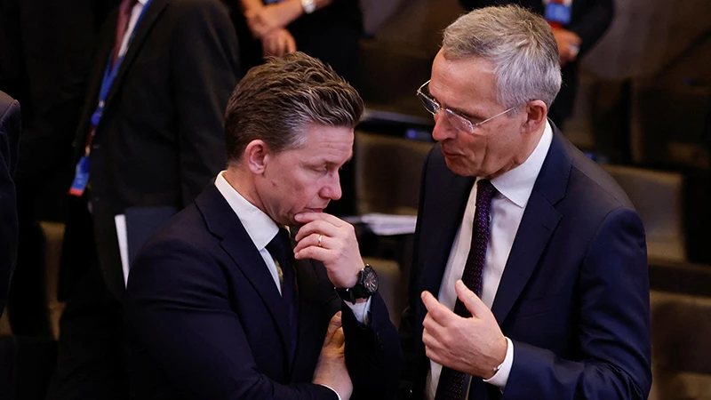 Tổng Thư ký NATO Jens Stoltenberg và Bộ trưởng Quốc phòng Thụy Điển Pal Jonson (bên trái) tham dự một hội nghị tại trụ sở của NATO ở Bỉ, ngày 15/2/2023. (Ảnh: Reuters)