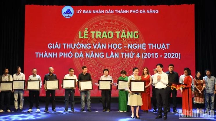 Các tác giả nhận Giải thưởng Văn học-Nghệ thuật thành phố Đà Nẵng lần thứ 4. (Ảnh: ANH ĐÀO)